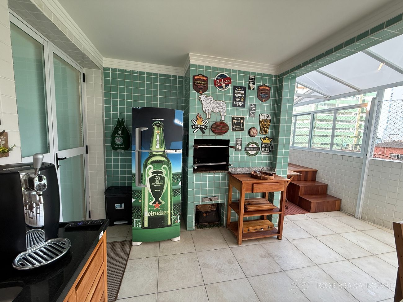 EXCELENTE APARTAMENTO COM ÁREA DE LAZER PRIVATIVA COMPLETA!