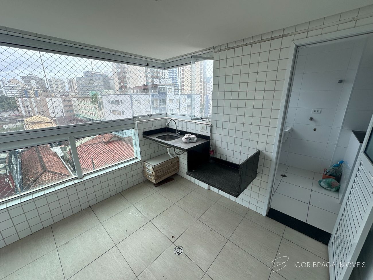 BELÍSSIMO APARTAMENTO, À 50m DO MAR E ÁREA DE LAZER