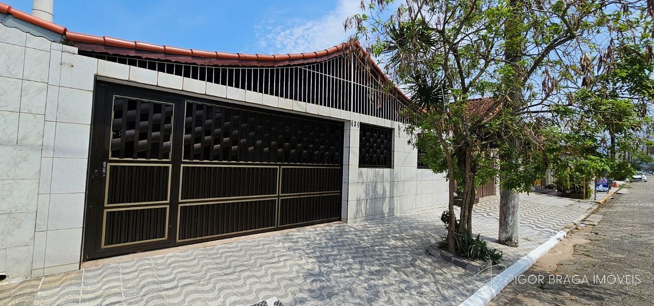 CASA SEMI ISOLADA, ÁREA GOURMET, BEM LOCALIZADA, A 420M DO MAR