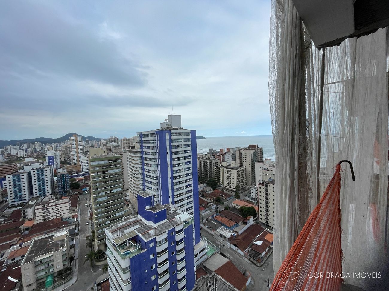 BELÍSSIMO APARTAMENTO, À 200M DO MAR E LAZER COMPLETO