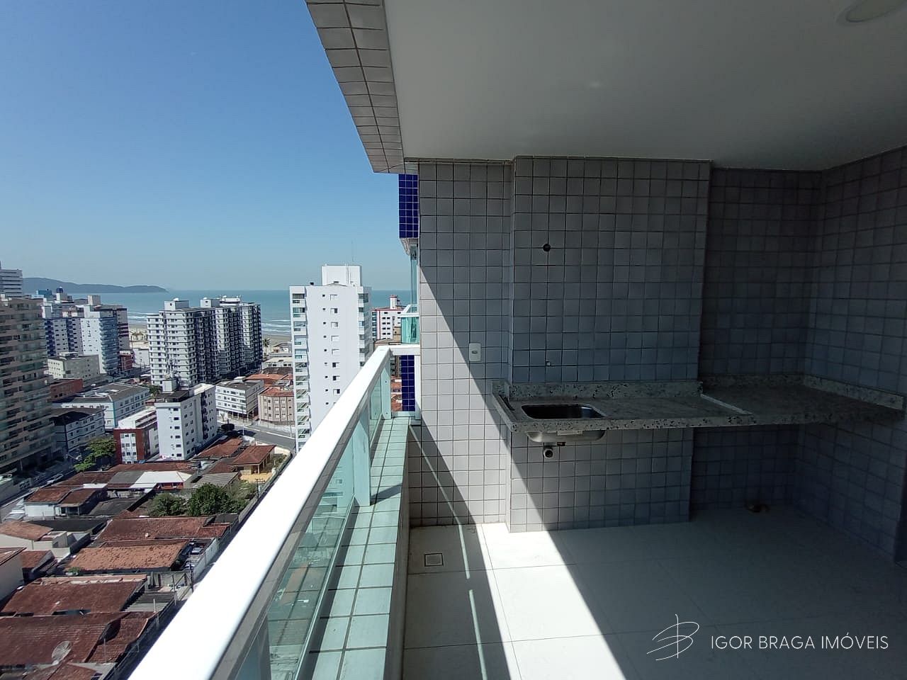 EXCELENTE APARTAMENTO, LAZER COMPLETO À 200M DO MAR