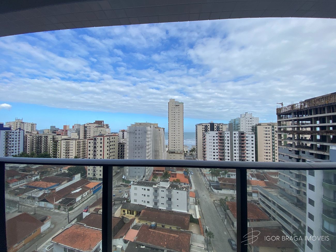 BELÍSSIMO APARTAMENTO, AMPLO E À 200M DO MAR