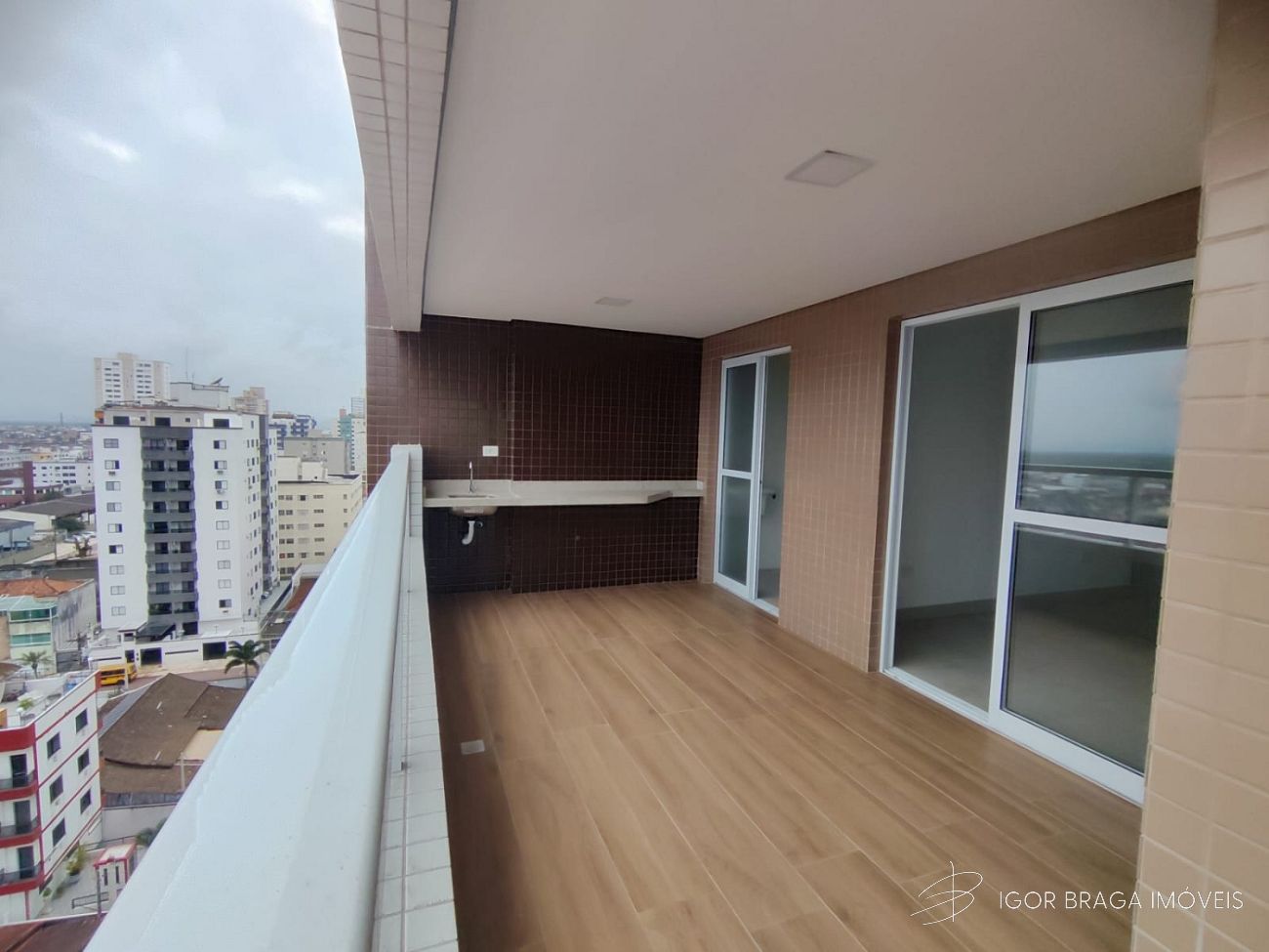 BELÍSSIMO APARTAMENTO, À 400m DO MAR E LAZER COMPLETO