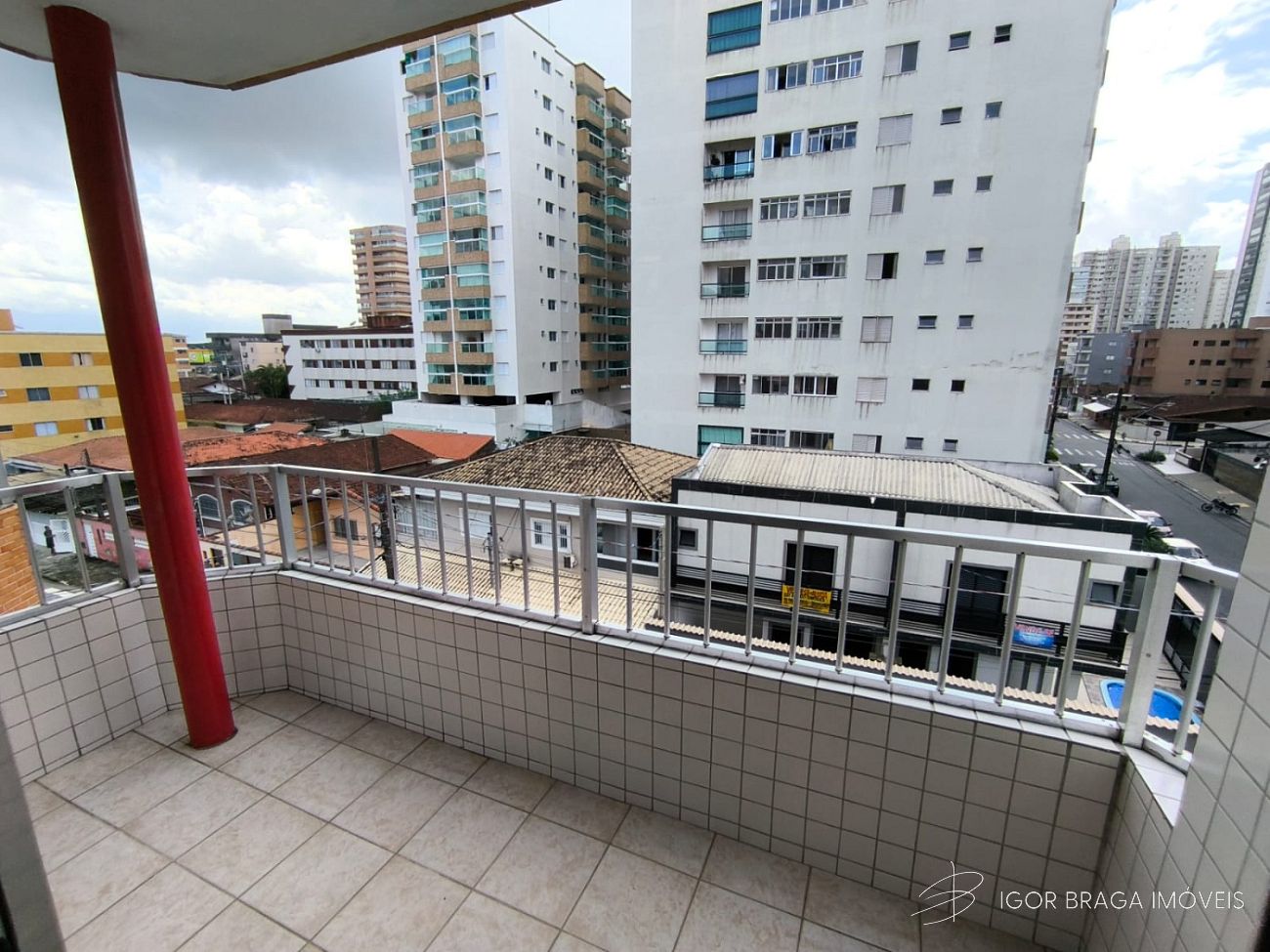 BELÍSSIMO APARTAMENTO, LAZER E À 400M DO MAR