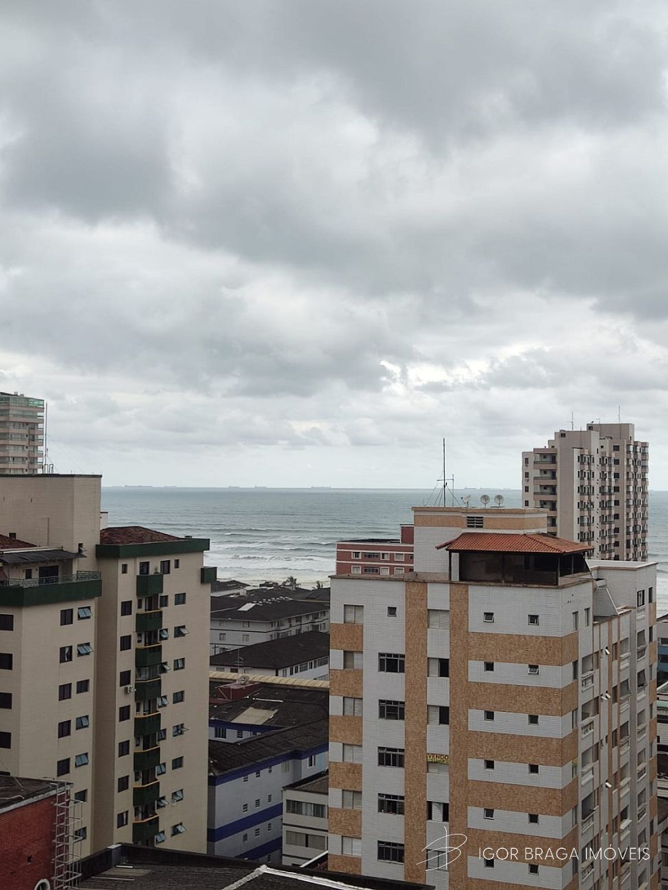 BELÍSSIMO APARTAMENTO, À 300M DO MAR E ÁREA DE LAZERES
