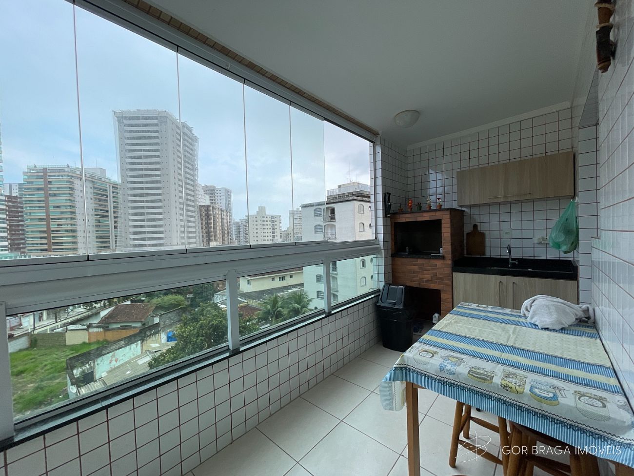 BELÍSSIMO APARTAMENTO, À 100M DO MAR E LAZER COMPLETO