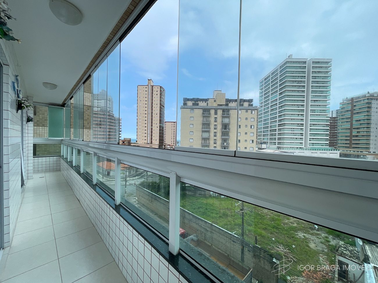 BELÍSSIMO APARTAMENTO, À 100M DO MAR E LAZER COMPLETO