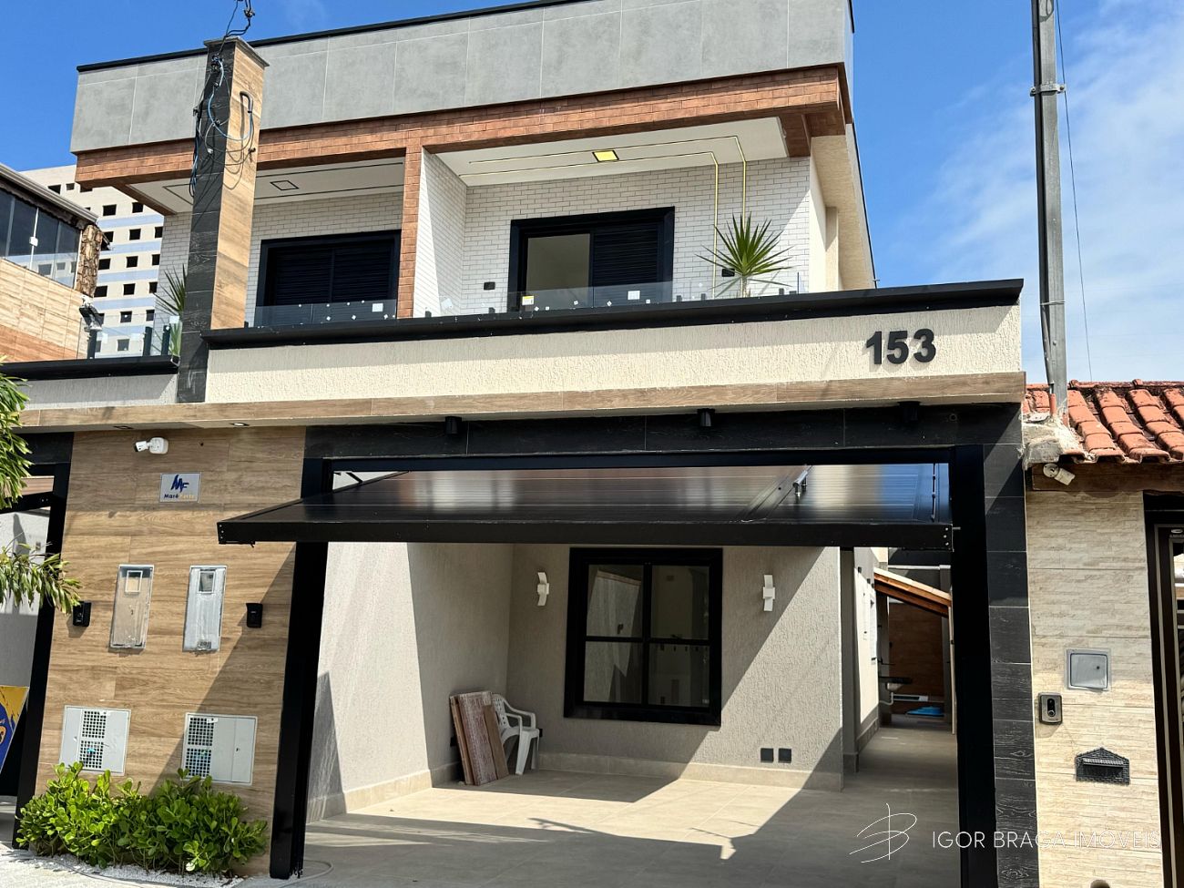 EXCELENTE CASA BEM LOCALIZADA, COM ÁREA GOURMET PRONTA PRA MORAR!