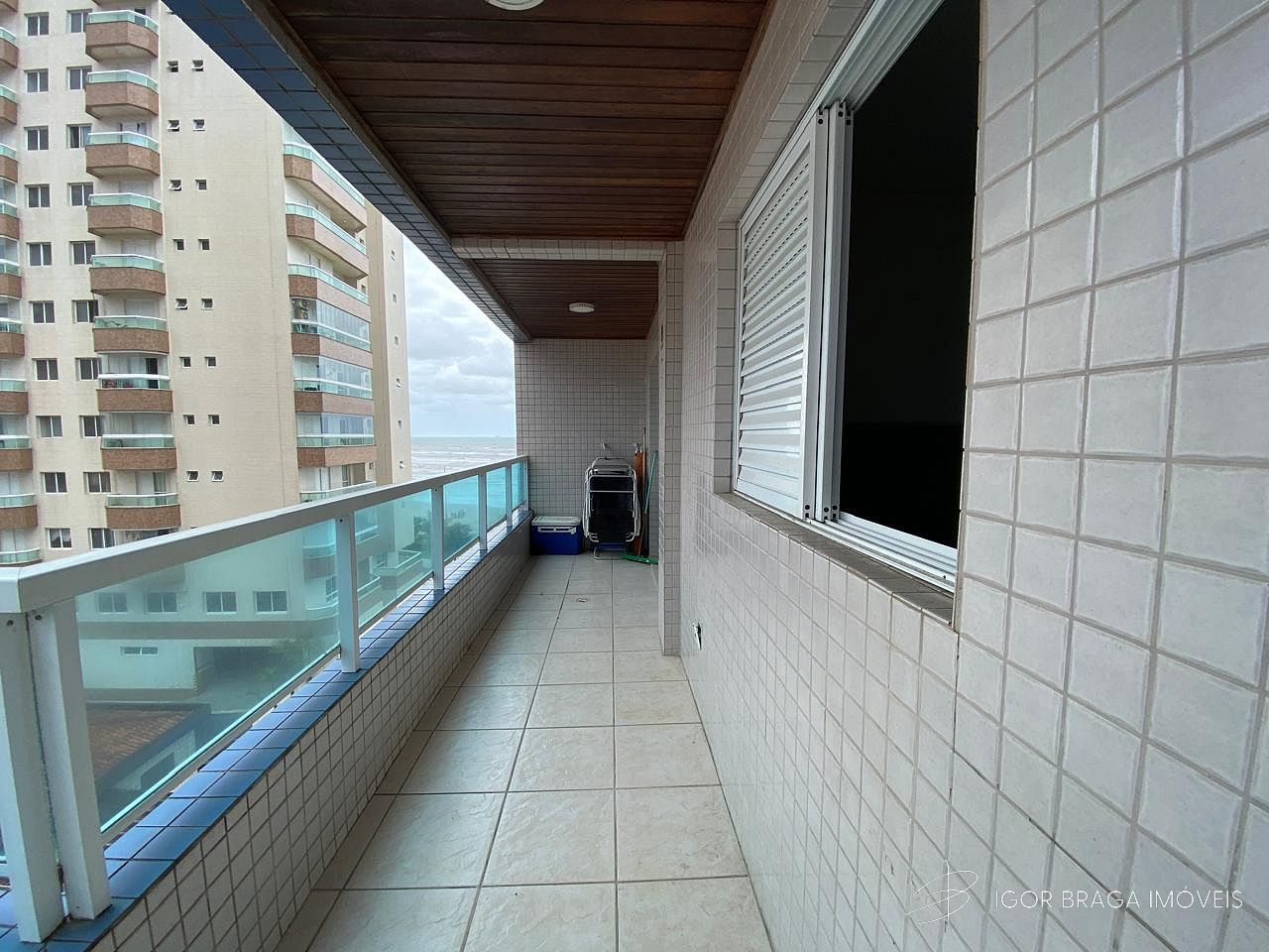 EXCELENTE APARTAMENTO POUCOS METROS DO MAR E COM ÁREA DE LAZER COMPLETO
