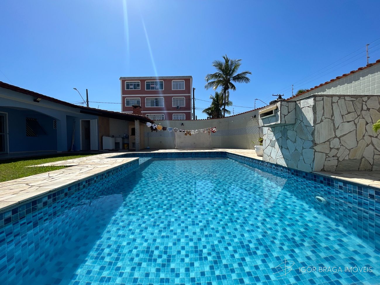 EXCELENTE CASA BEM LOCALIZADA, COM ÁREA GOURMET PRONTA PRA MORAR!