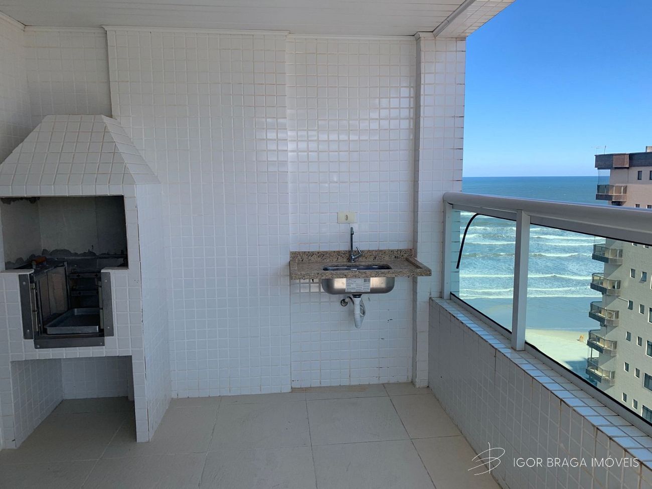 EXCELENTE APARTAMENTO A 20M DO MAR E COM AREA DE LAZER COMPLETA