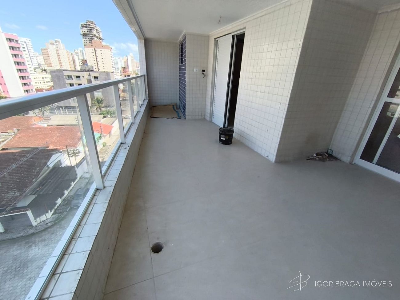 EXCELENTE APARTAMENTO A 400M DO MAR E COM ÁREA DE LAZER COMPLETA!