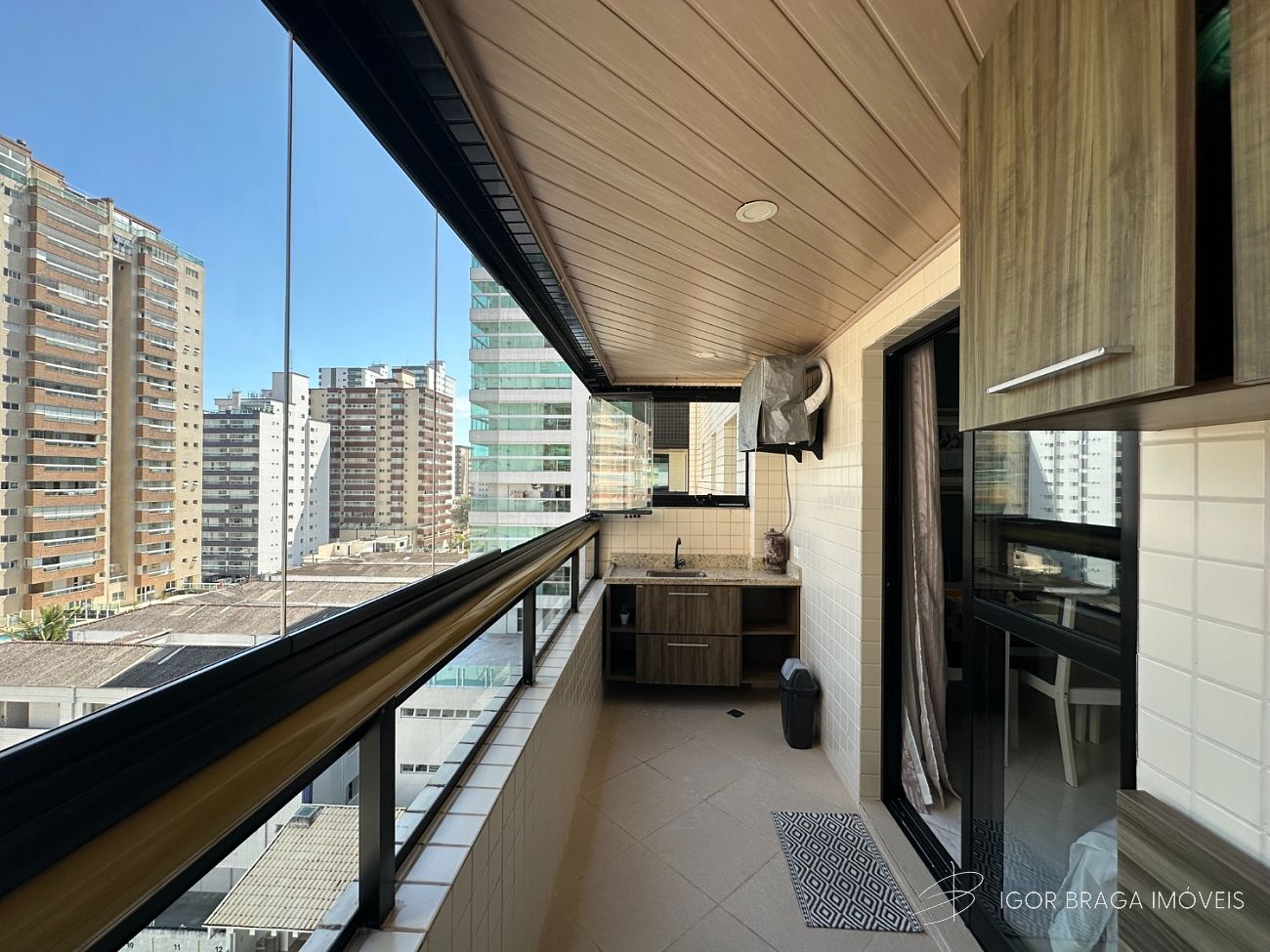 EXCELENTE APARTAMENTO PRONTO PRA MORAR E A POUCOS METROS DO MAR