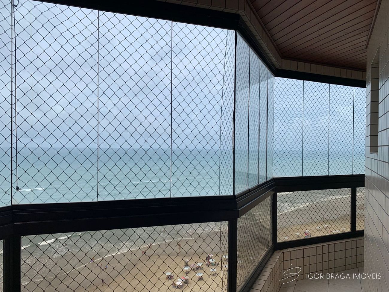 EXCELENTE APARTAMENTO A 50M DO MAR E COM ÁREA DE LAZER COMPLETA