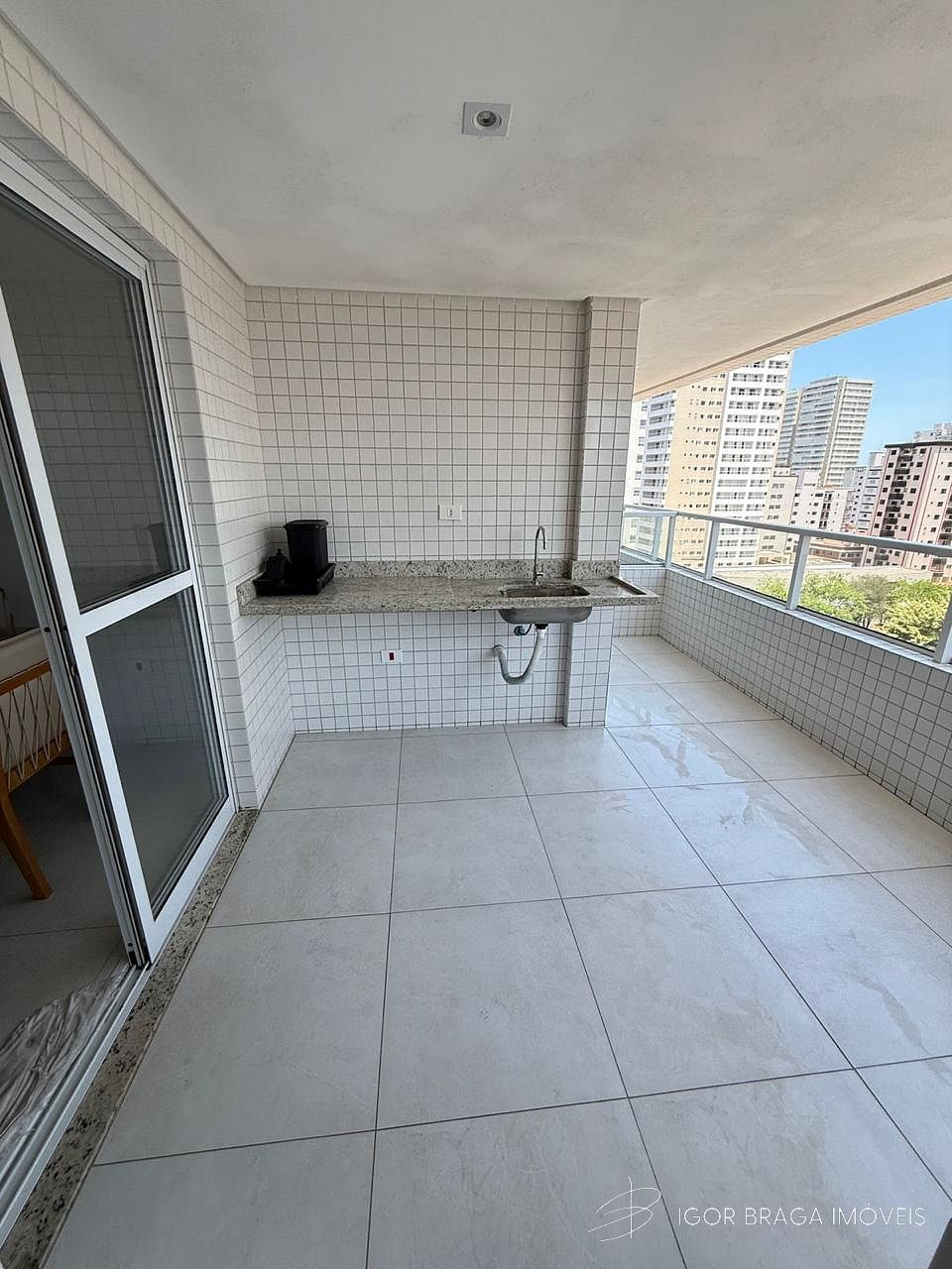 EXCELENTE APARTAMENTO A 300M DO MAR E COM ÁREA DE LAZER COMPLETO