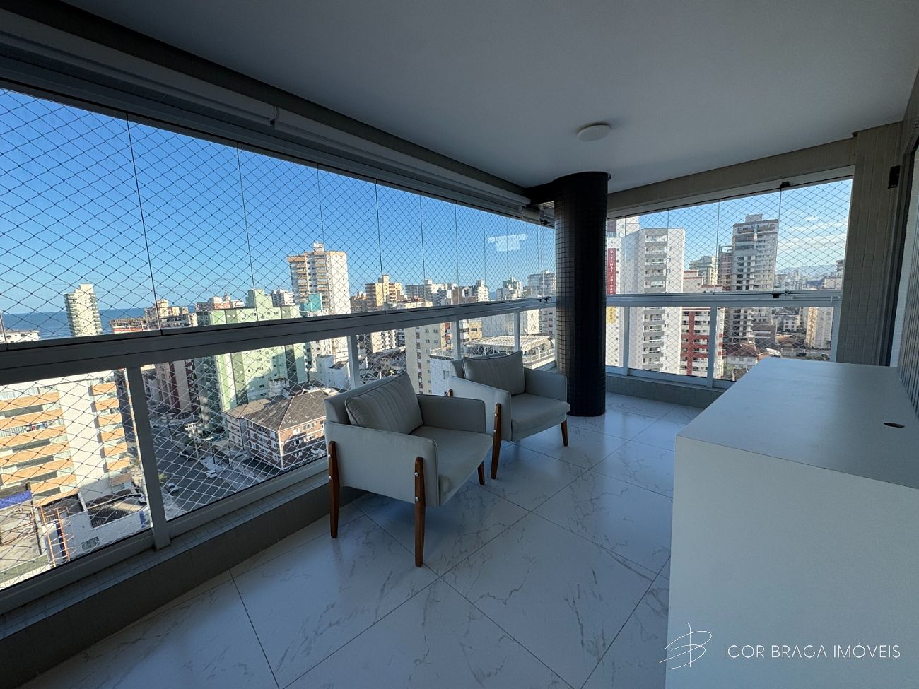 EXCELENTE APARTAMENTO, A 100M DO MAR E COM ÁREA DE LAZER COMPLETO