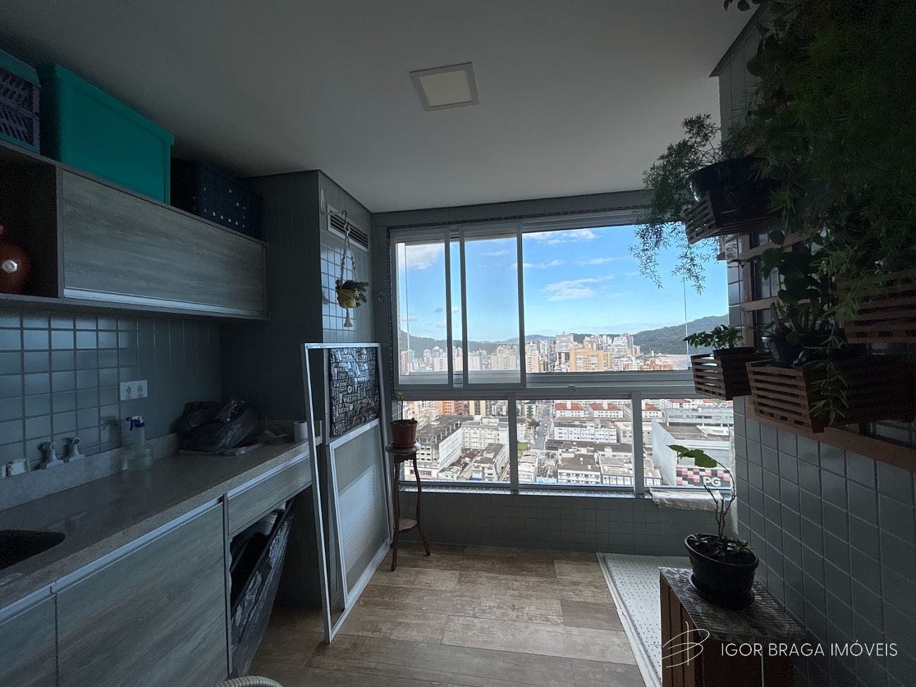 EXCELENTE APARTAMENTO A 100M DO MAR E COM AREA DE LAZER COMPLETO