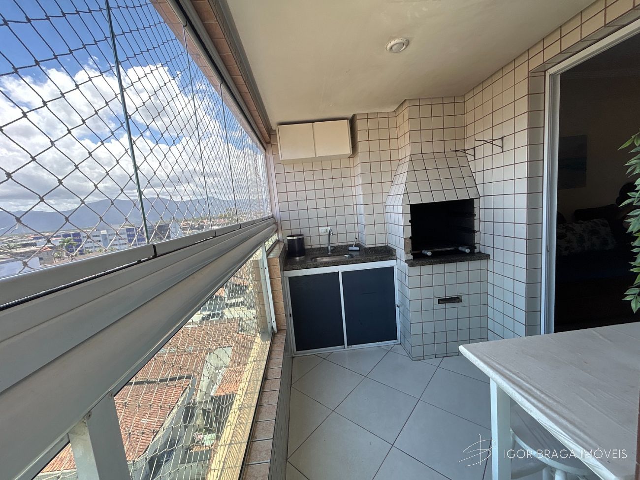 EXCELENTE APARTAMENTO A 600M DO MAR E COM AREA DE LAZER COMPLETO