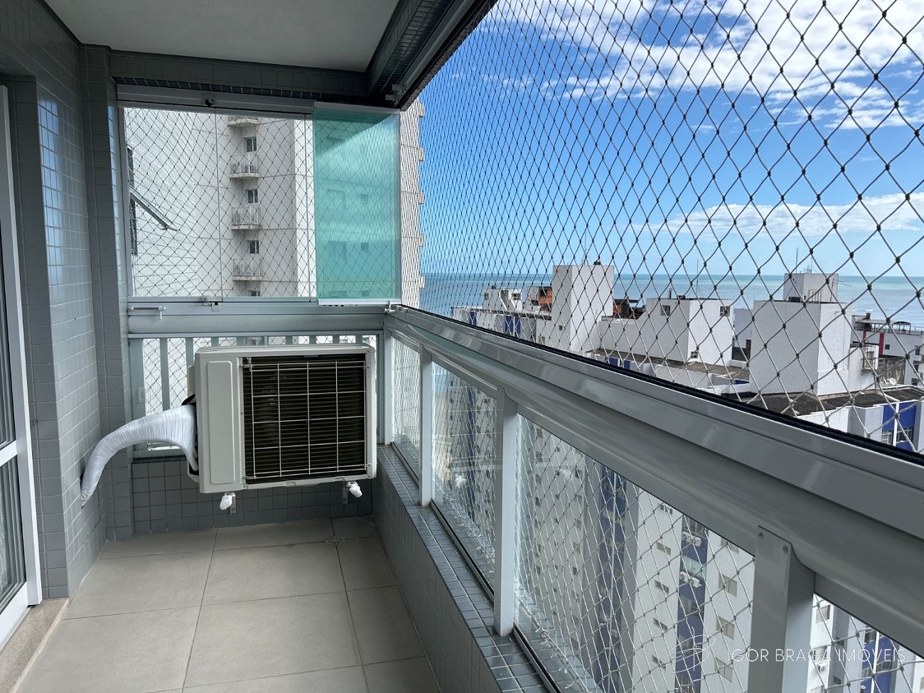 EXCELENTE APARTAMENTO A 100M DO MAR E COM AREA DE LAZER COMPLETO