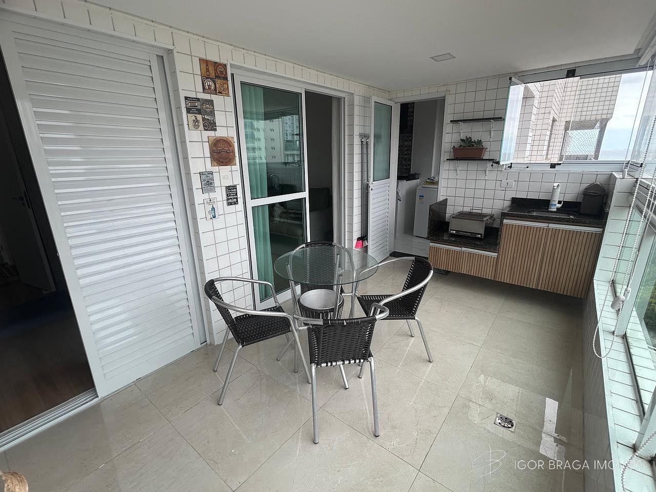 BELÍSSIMO APARTAMENTO, À 150M DO MAR E ÁREA DE LAZER