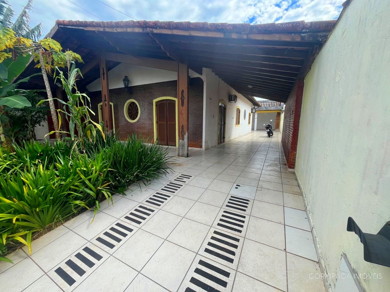 BELÍSSIMA CASA, AMPLA E À 130 METROS DO MAR