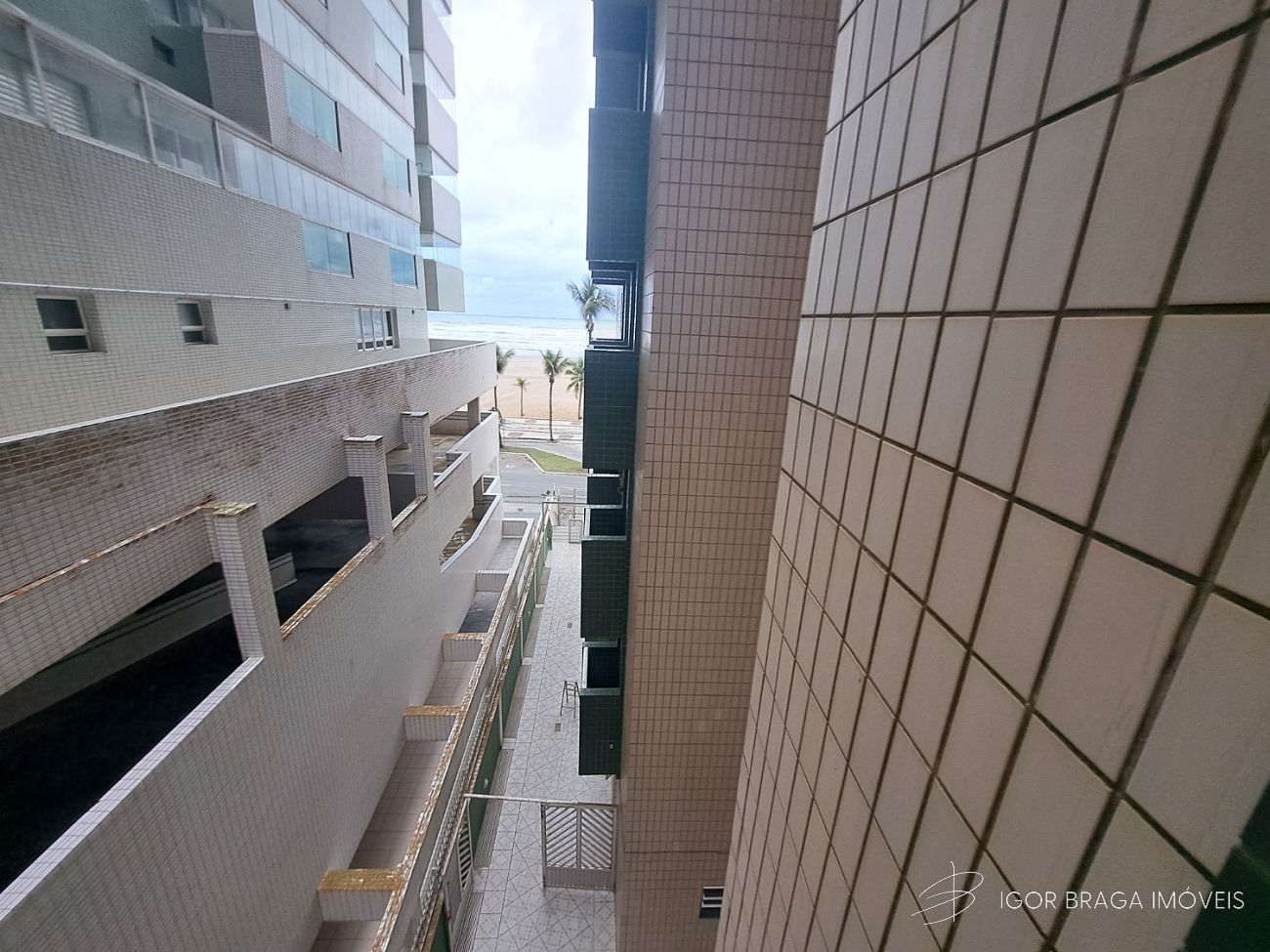 BELÍSSIMO APARTAMENTO, À 30M DO MAR E LAZER COMPLETO