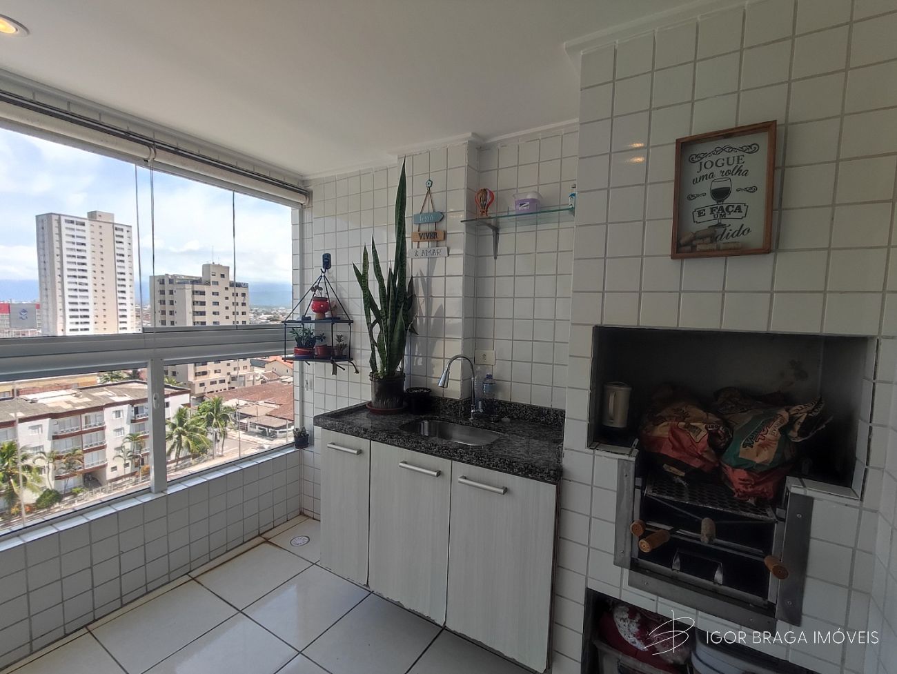 BELÍSSIMO APARTAMENTO, À 80M DO MAR E LAZER COMPLETO