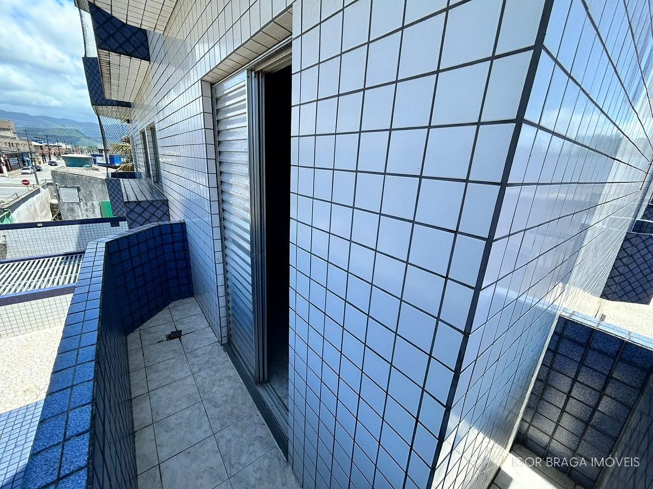 BELÍSSIMO APARTAMENTO, À 600M DO MAR E LAZER COMPLETO