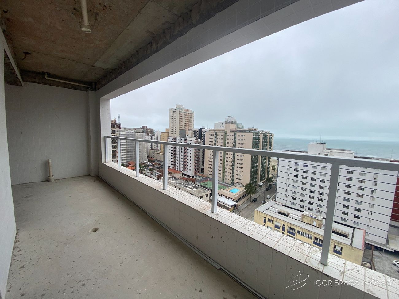 EXCELENTE CONSTRUÇÃO, À 170M DO MAR E LAZER COMPLETO