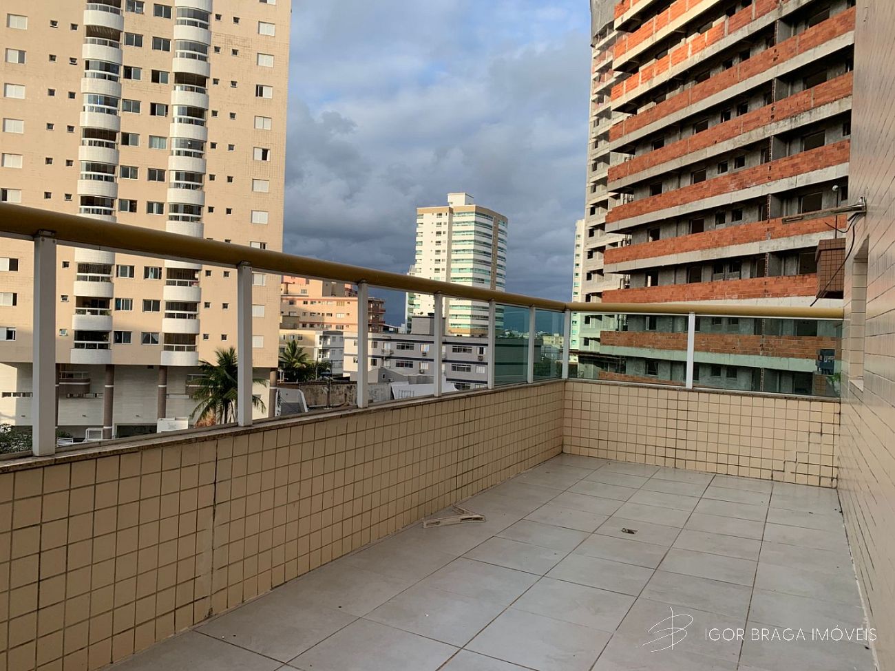 BELÍSSIMO APARTAMENTO GARDEN, À 130M DO MAR E LAZER COMPLETO