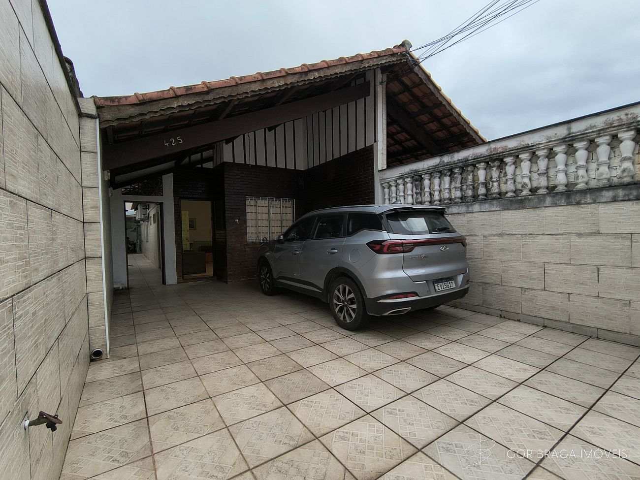 BELÍSSIMA CASA, AMPLA E À 400M DO MAR