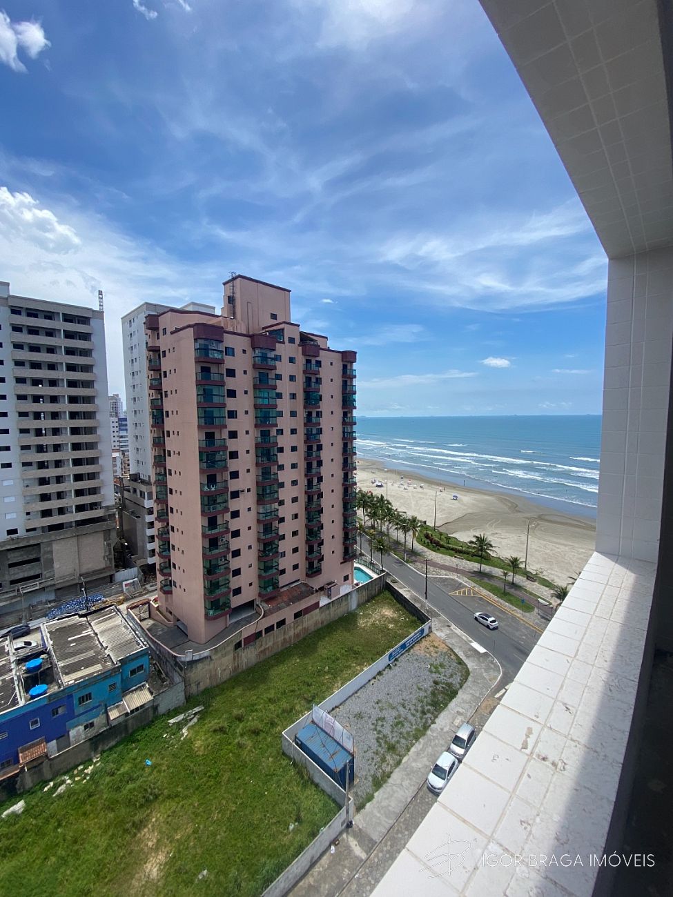 BELÍSSIMA CONSTRUÇÃO, À 50m DO MAR E LAZER COMPLETO