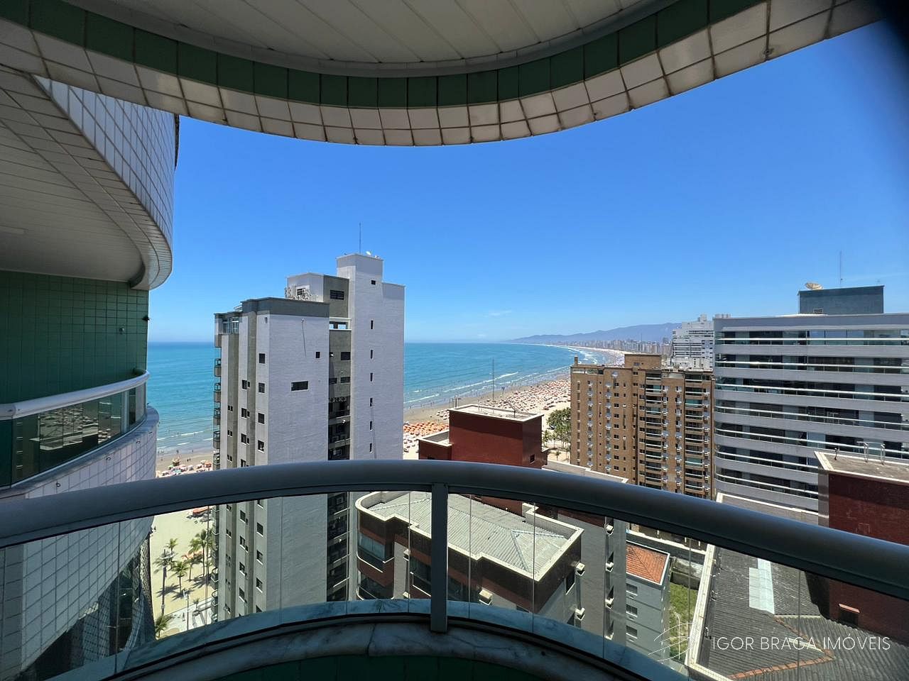 EXCELENTE APARTAMENTO, AMPLO E À 60M DO MAR