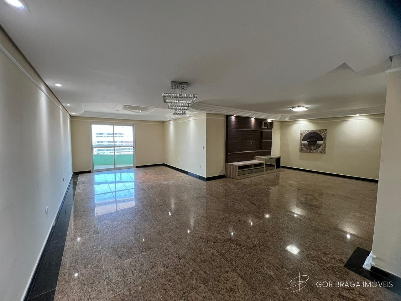 EXCELENTE APARTAMENTO, AMPLO E À 60M DO MAR