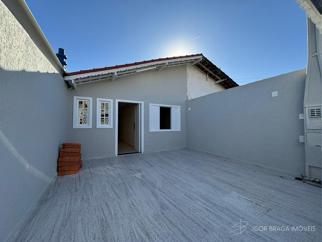 EXCELENTE CASA, FINO ACABAMENTO E À 900M DO MAR