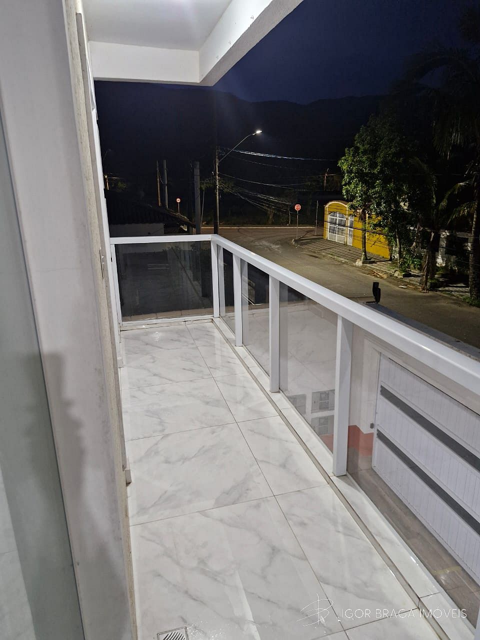 EXCELENTE CASA EM CONDOMÍNIO, FINO ACABAMENTO E À 450M DO MAR