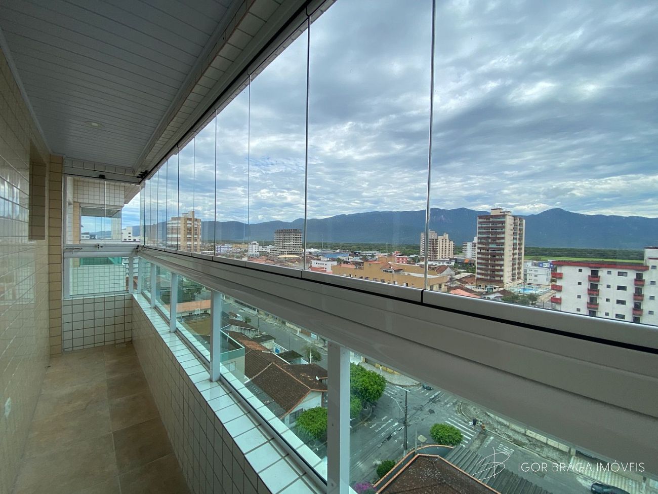 EXCELENTE APARTAMENTO, À 150M DO MAR E LAZER COMPLETO