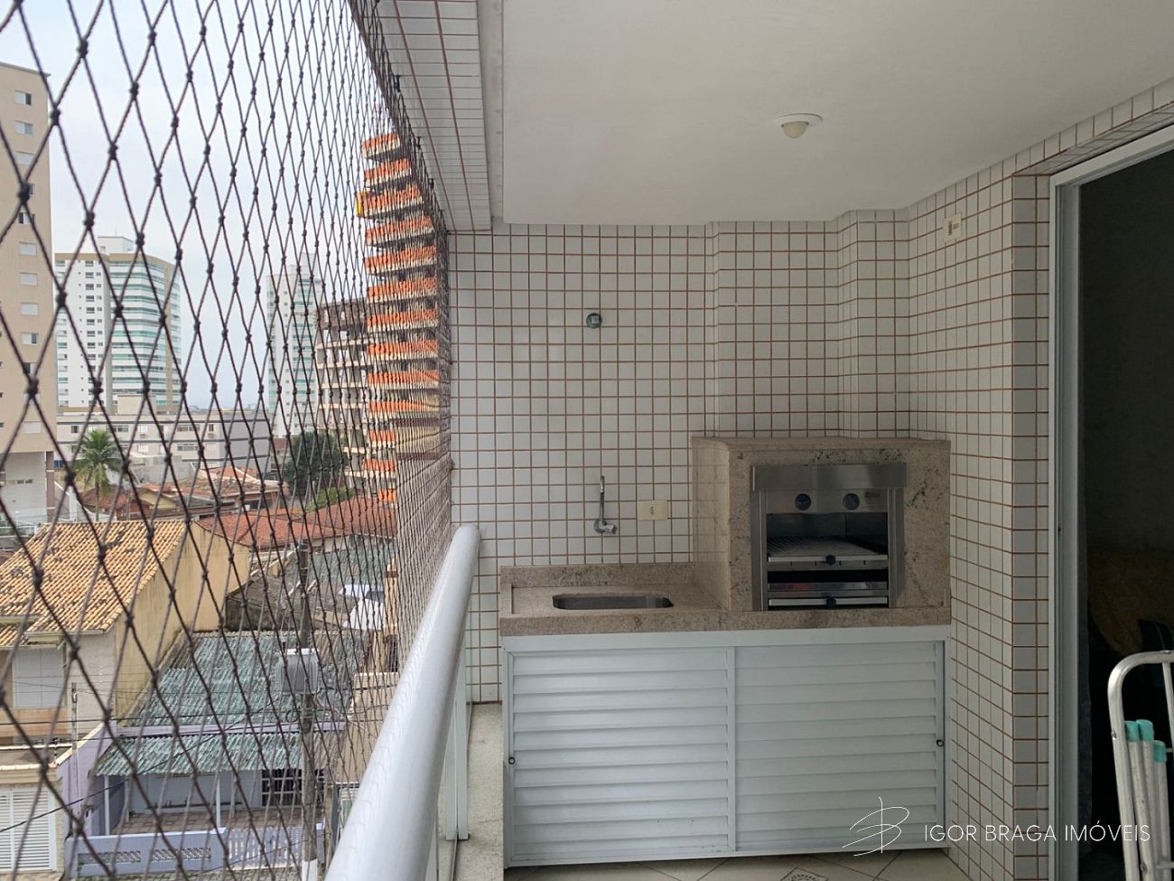 BELÍSSIMO APARTAMENTO, À 100m DO MAR E LAZER COMPLETO