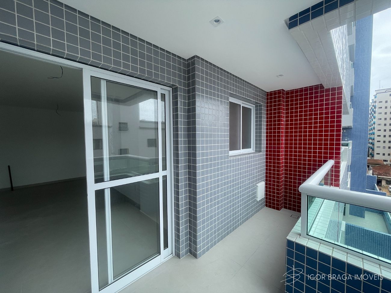 BELÍSSIMO APARTAMENTO, À 500M DO MAR E LAZER COMPLETO