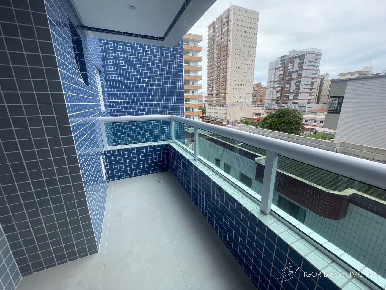BELÍSSIMO APARTAMENTO, À 500M DO MAR E LAZER COMPLETO
