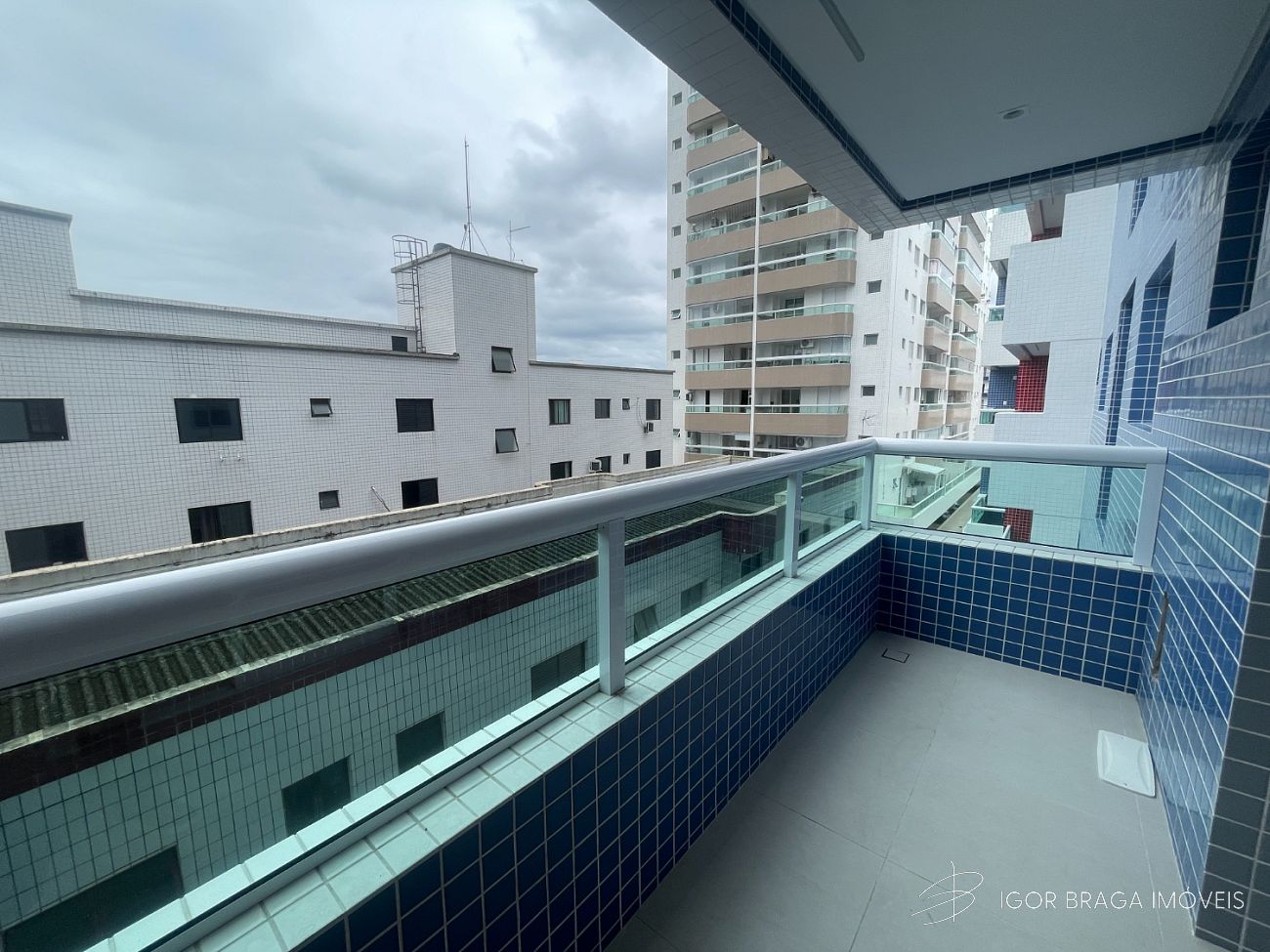 BELÍSSIMO APARTAMENTO, À 500M DO MAR E LAZER COMPLETO