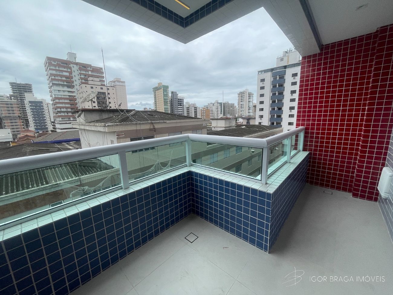 BELÍSSIMO APARTAMENTO, À 500M DO MAR E LAZER COMPLETO