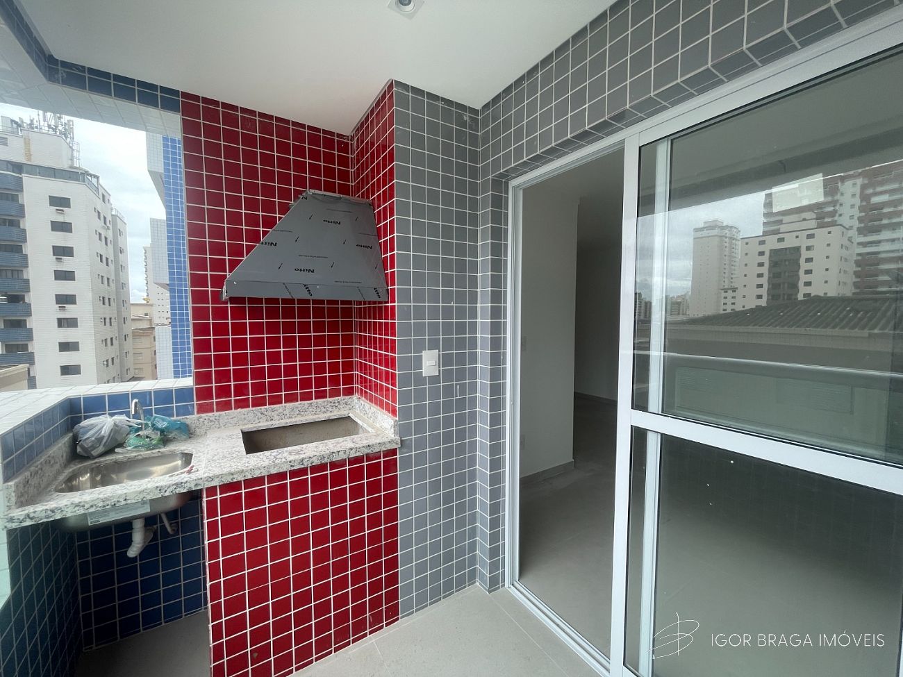 BELÍSSIMO APARTAMENTO, À 500M DO MAR E LAZER COMPLETO