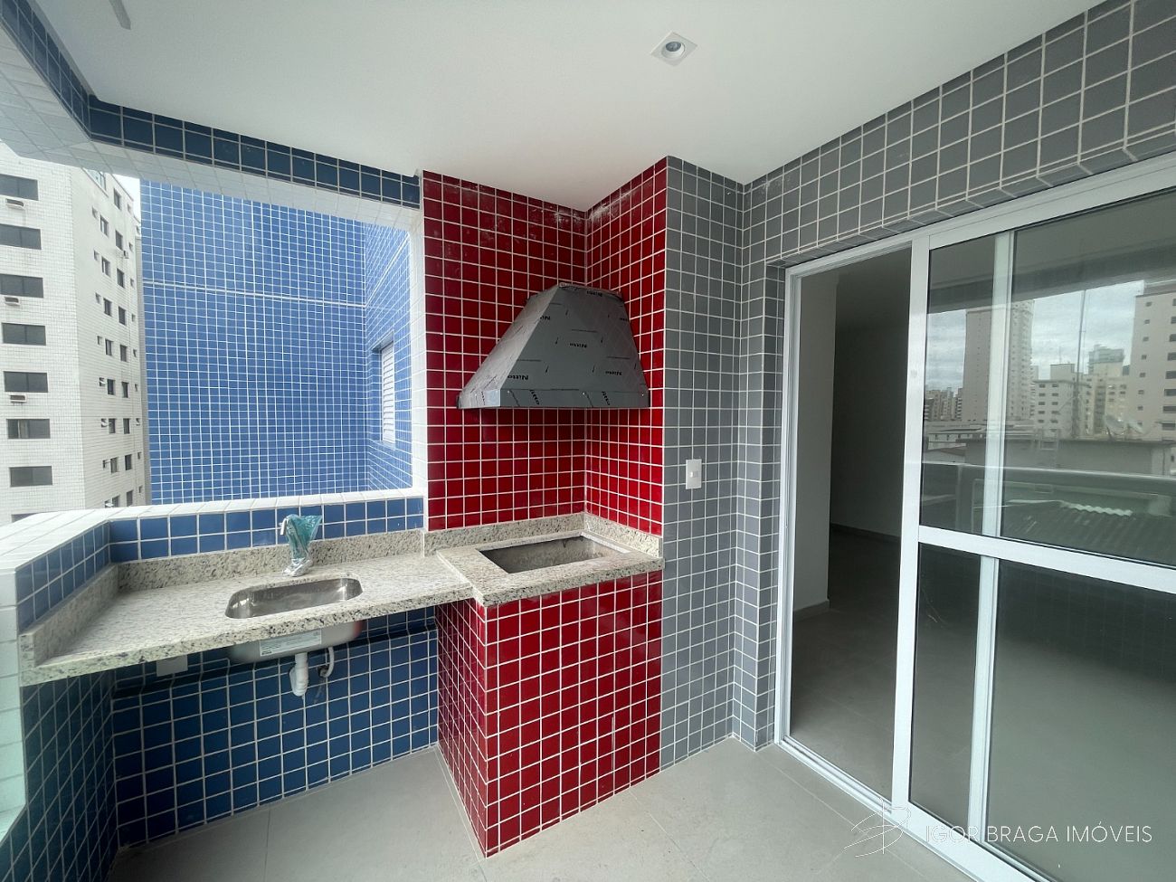 BELÍSSIMO APARTAMENTO, À 500M DO MAR E LAZER COMPLETO