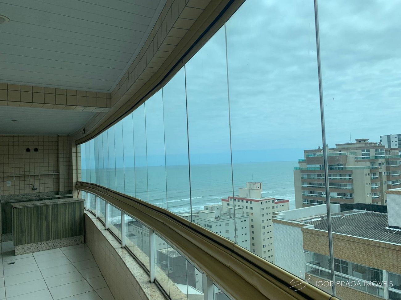 BELÍSSIMO APARTAMENTO, À 130M DO MAR E LAZER COMPLETO
