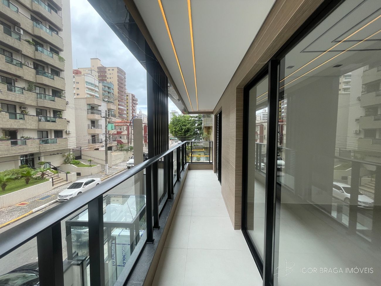 EXCELENTE CASA EM CONDOMÍNIO, FINO ACABAMENTO E À 300M DO MAR