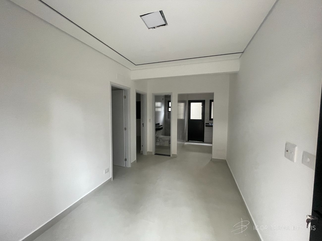 EXCELENTE CASA EM CONDOMÍNIO, FINO ACABAMENTO E À 300M DO MAR