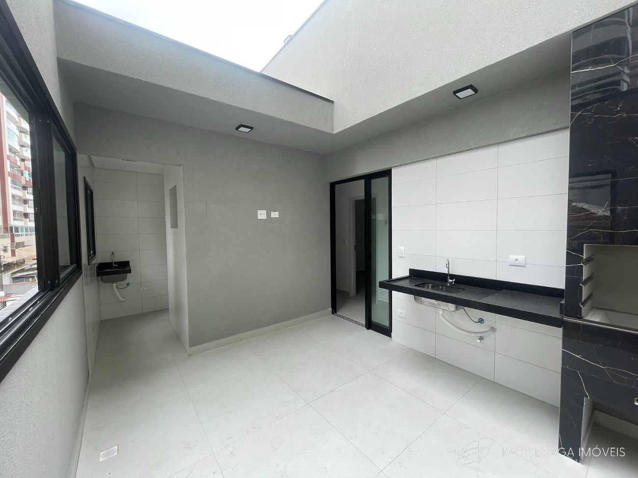 EXCELENTE CASA EM CONDOMÍNIO, FINO ACABAMENTO E À 300M DO MAR