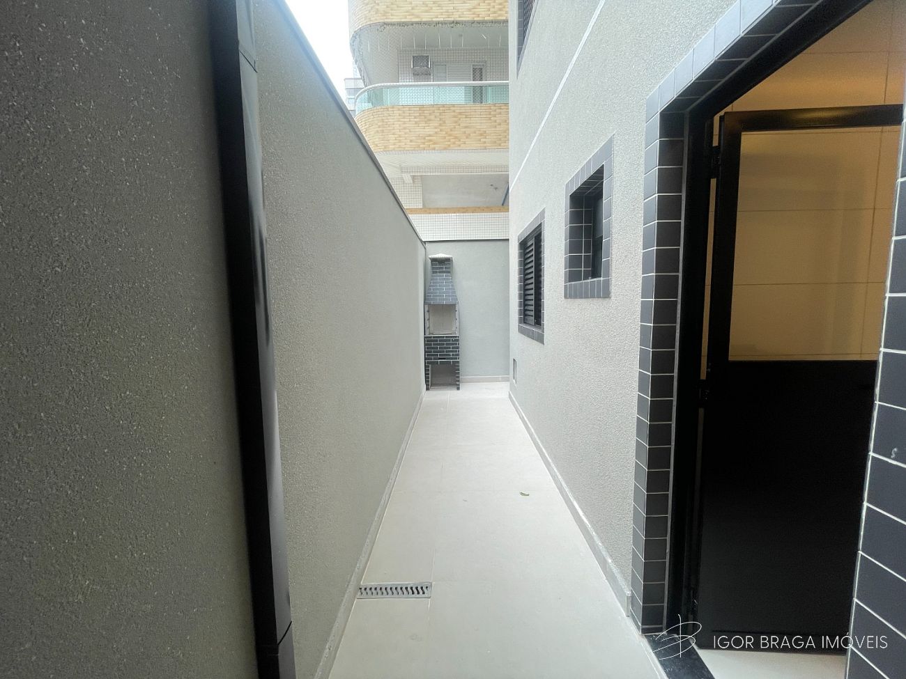 EXCELENTE CASA EM CONDOMÍNIO, FINO ACABAMENTO E À 300M DO MAR