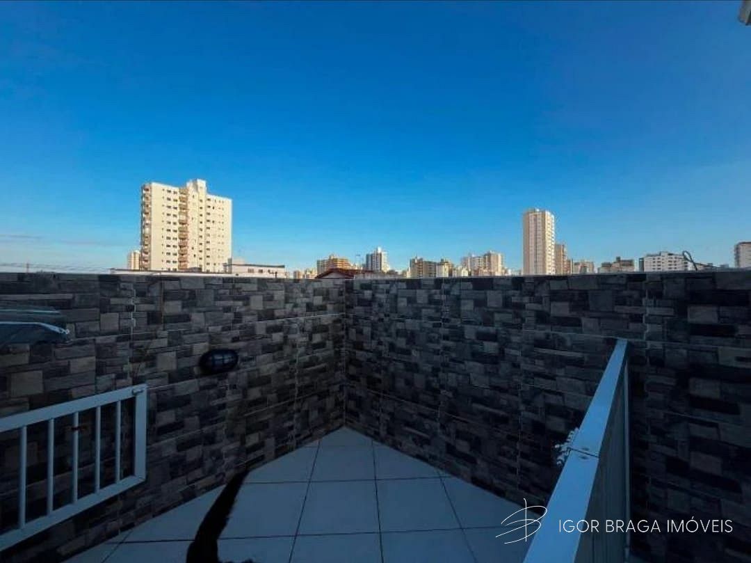 BELÍSSIMA CASA EM CONDOMÍNIO, À 900M DO MAR